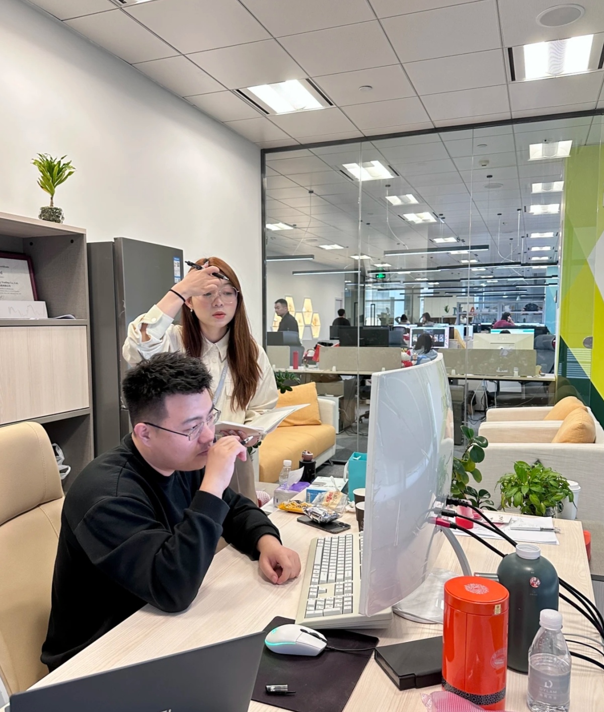 公司有个同事45岁还不结婚,他的基本情况大家都知道