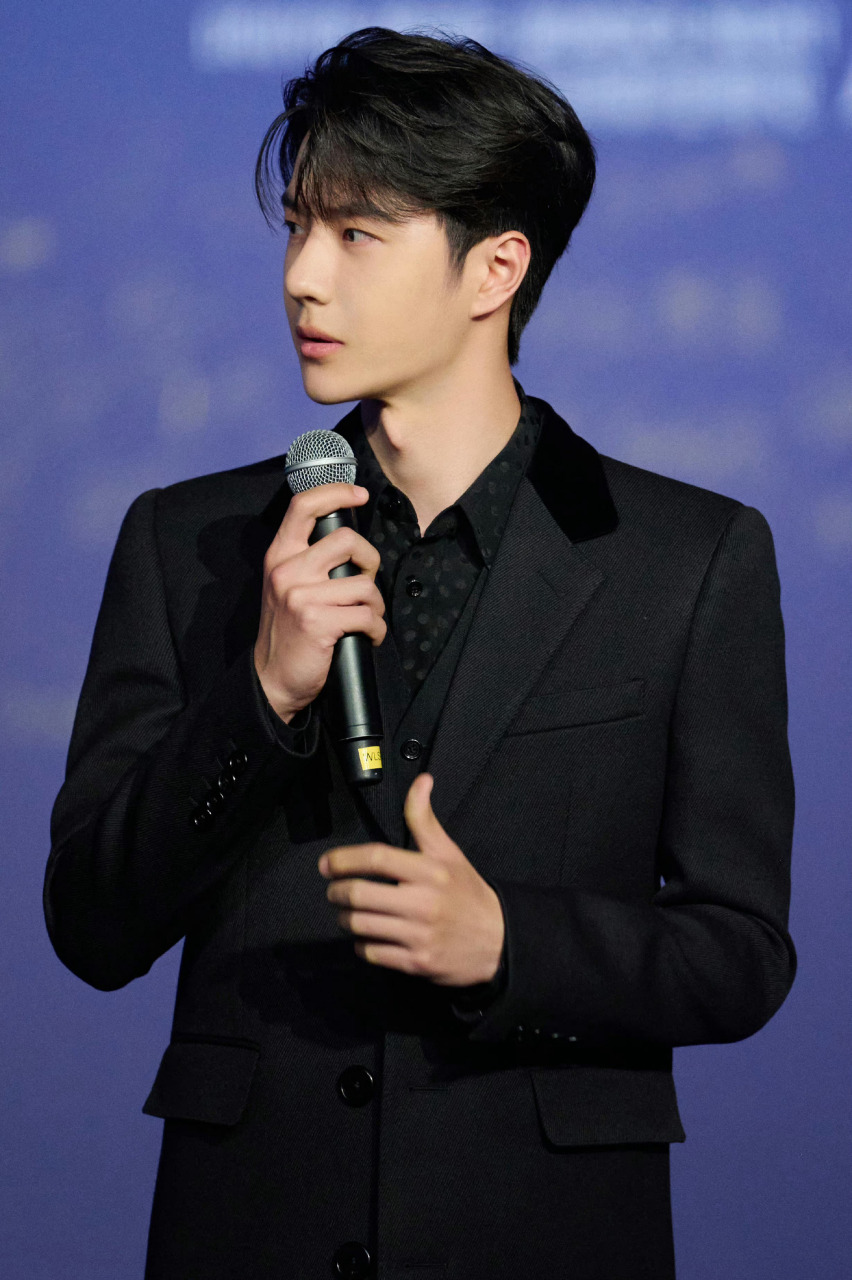 十来年过去了,王一博依旧在乐华,只不乐华依旧没能好好对他,哪怕开个