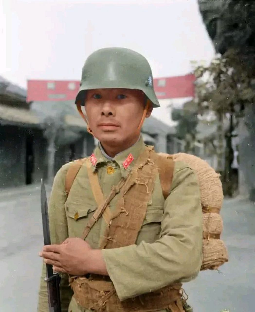 这张照片拍摄于1944年陕西潼关,陕军一名上等兵目光炯炯有神.