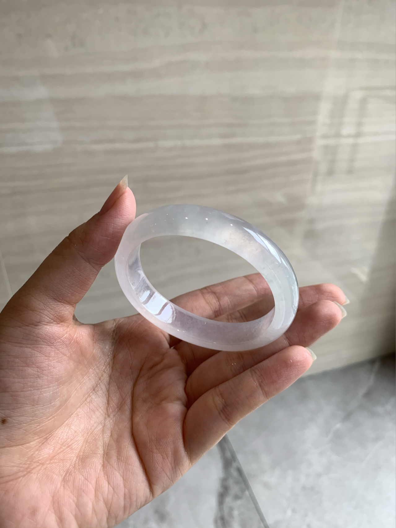 白月光翡翠手镯,底子干净细腻,冰感十足