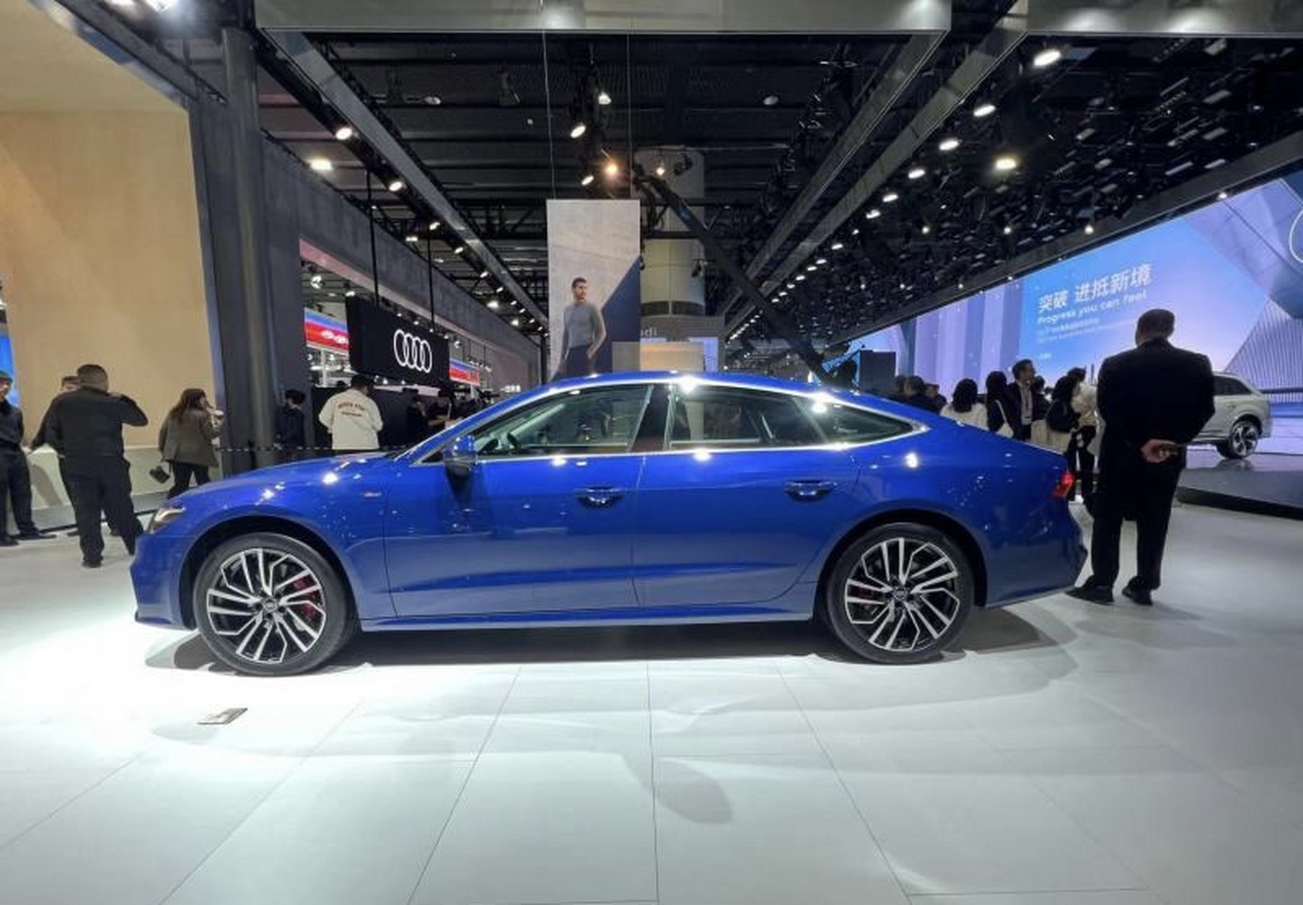本届广州车展,新款奥迪a7 sportback正式上市,售价区间为58.98-78.