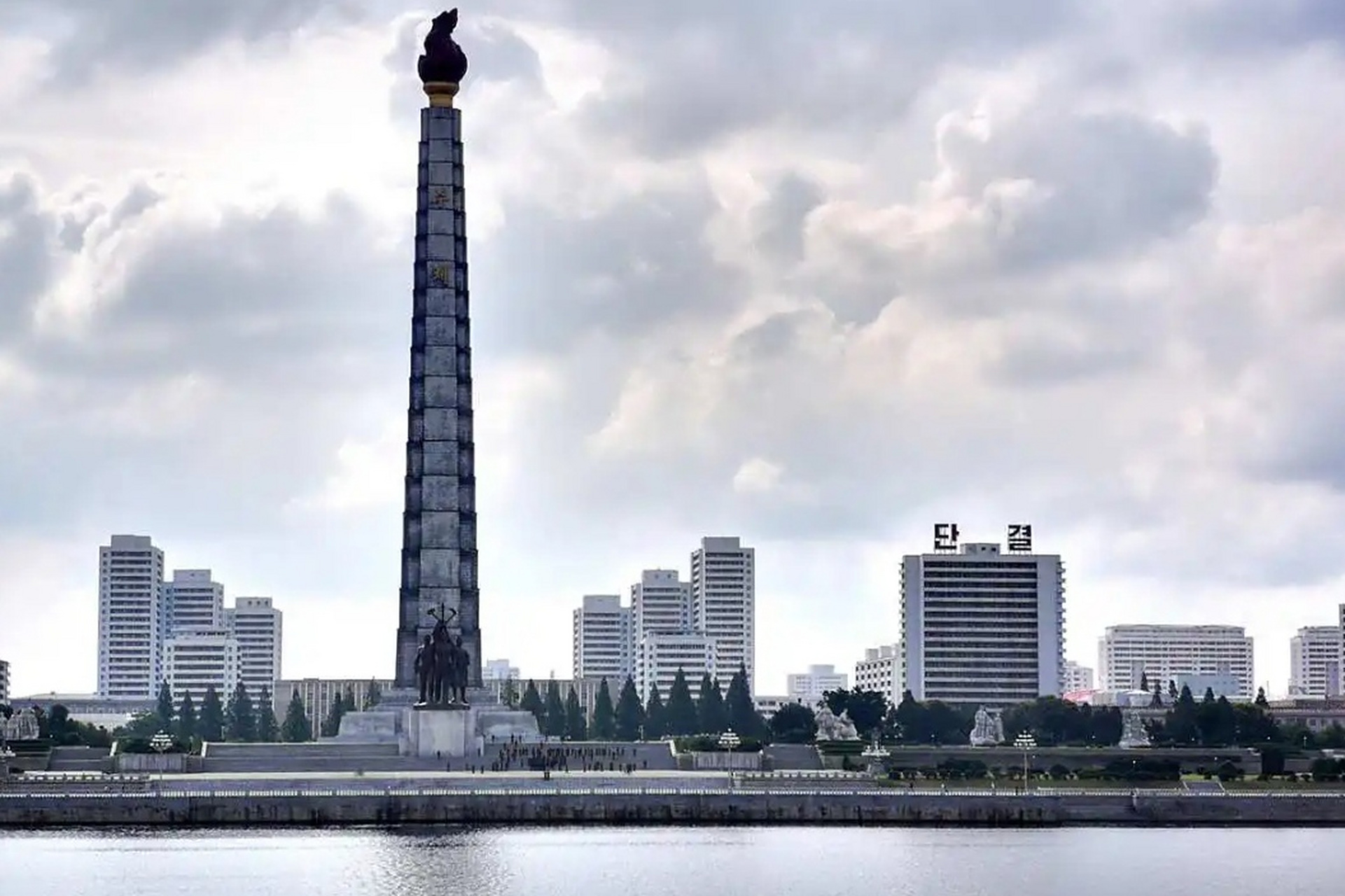 朝鲜第二大城市开城,是曾经高丽王朝的古都,如今开城是朝鲜特级市