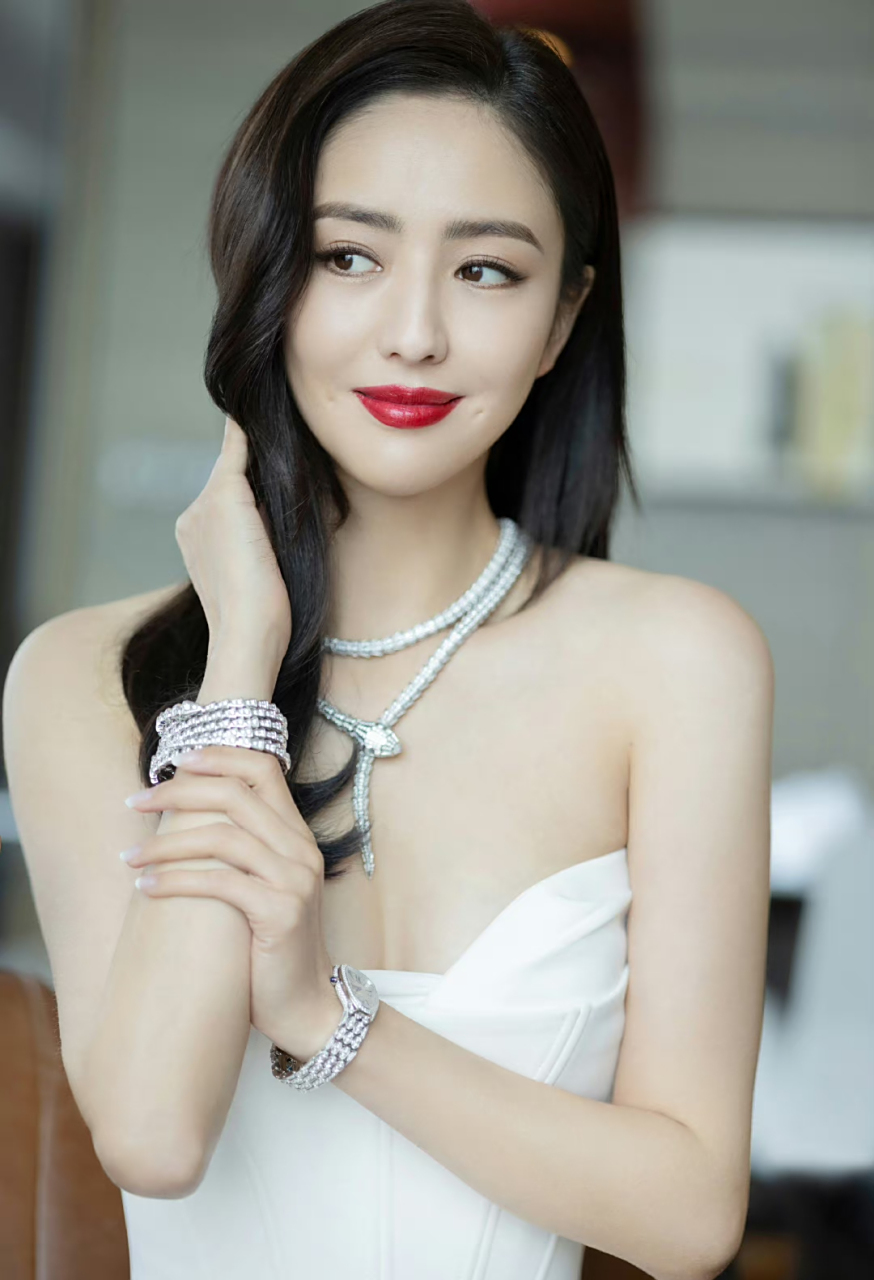 佟丽娅# 白色抹胸裙,清新淡雅,纯净治愈