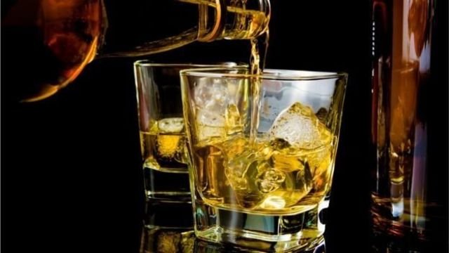 图像加注文字,睡前最好避免酒精饮料。