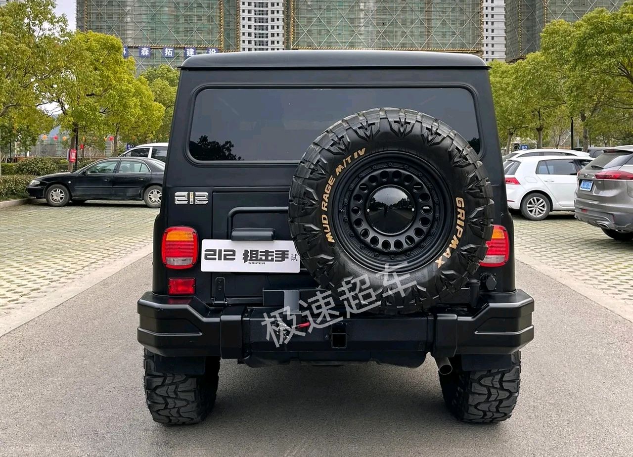 "黑武士"北汽bj212实拍,灯组升级,标配前置绞盘 "大脚"轮胎