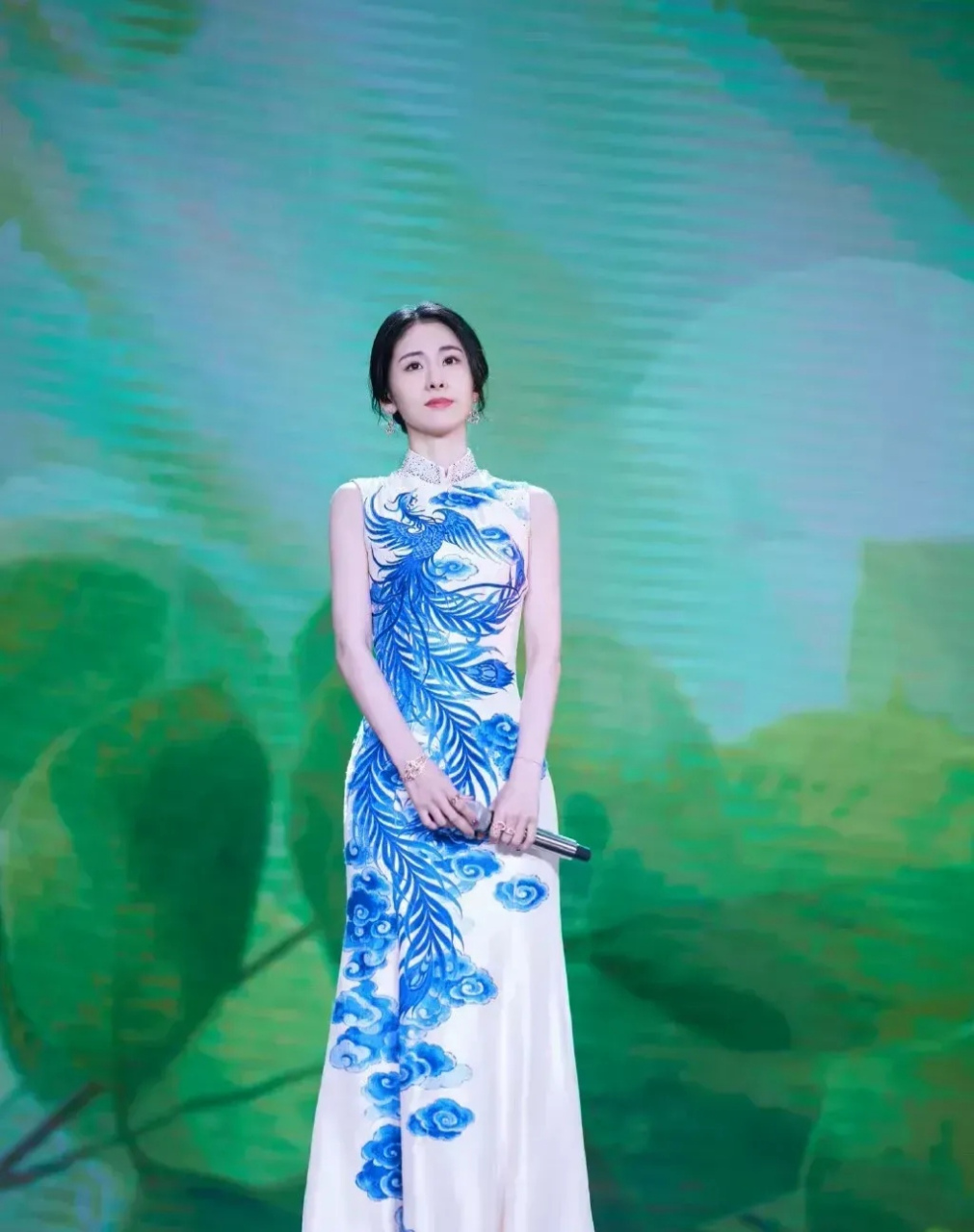 张碧晨凤凰图腾旗袍流出照 展示传统文化服饰搭配.