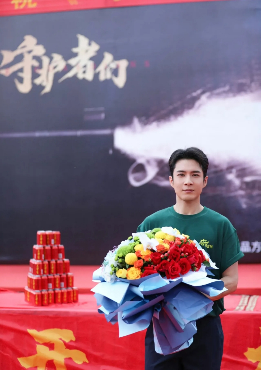 张一山新剧开机时,竟然穿着大裤衩和拖鞋就去了?