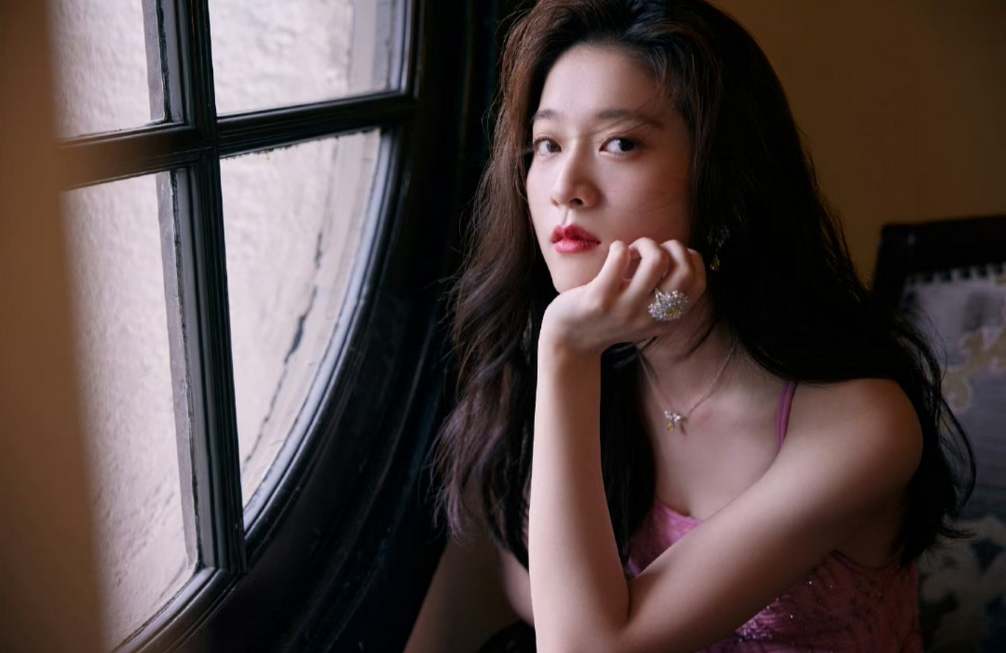 甜美可爱的美少女#张雪迎# 一袭粉色吊带裙,清纯妩媚的眼神,肤白貌美