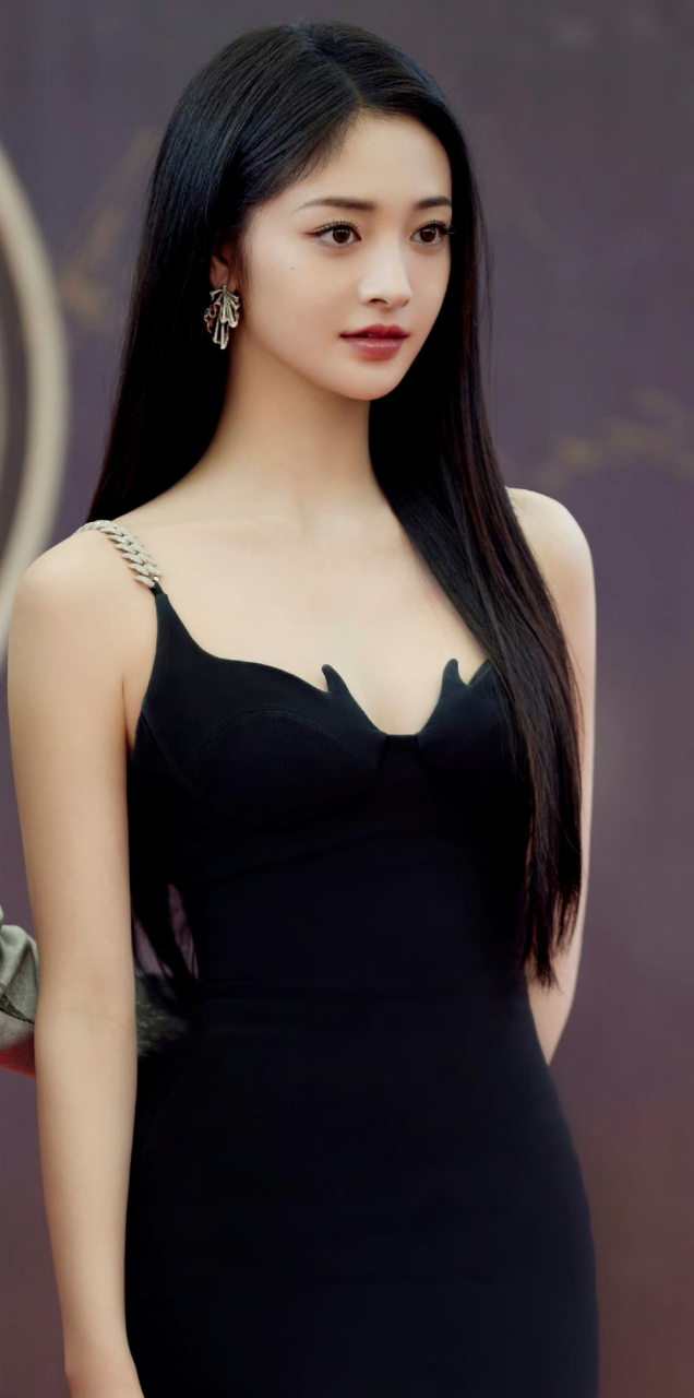 周洁琼# 一袭黑色吊带长裙,飘逸长发披肩,肤白貌美的容颜,窈窕曼玫哪
