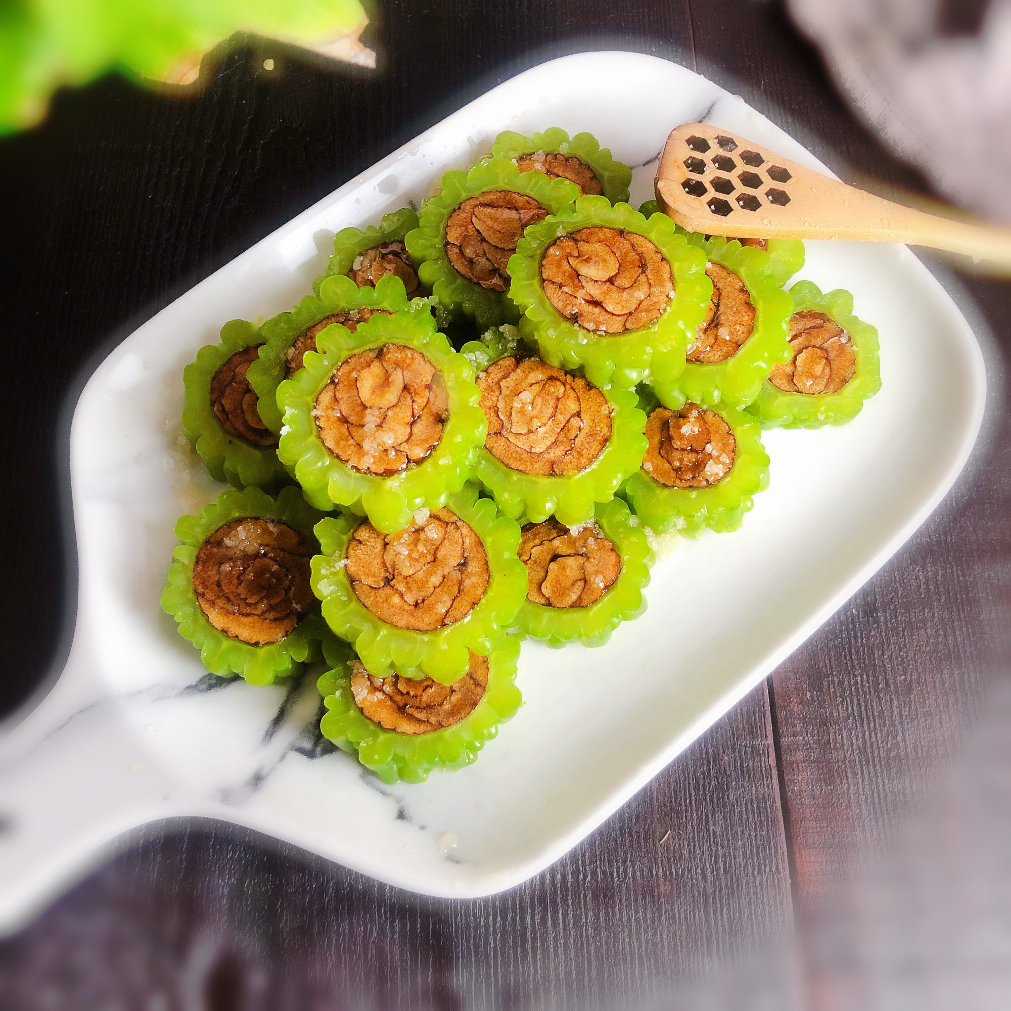 夏天吃点苦,去火又消暑,这道酿苦瓜好看又好吃,苦味不重还香甜