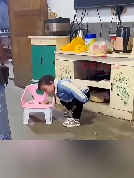 女孩从小失去双臀,看见妈妈蹲着洗衣服,自己用身体夹着小板凳给妈妈坐