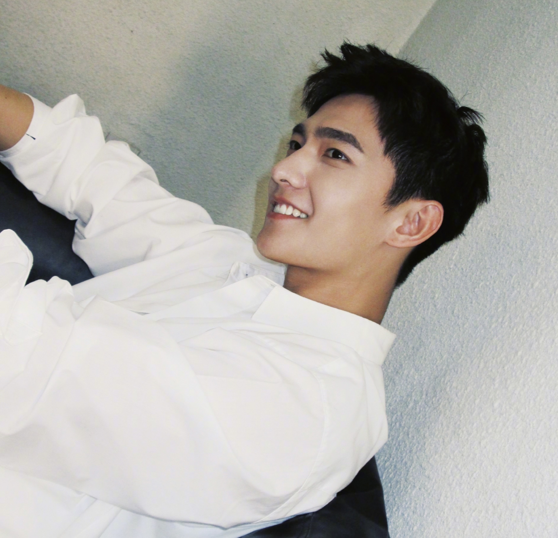 杨洋白衬衫显皮肤,比耶搞怪依旧帅气