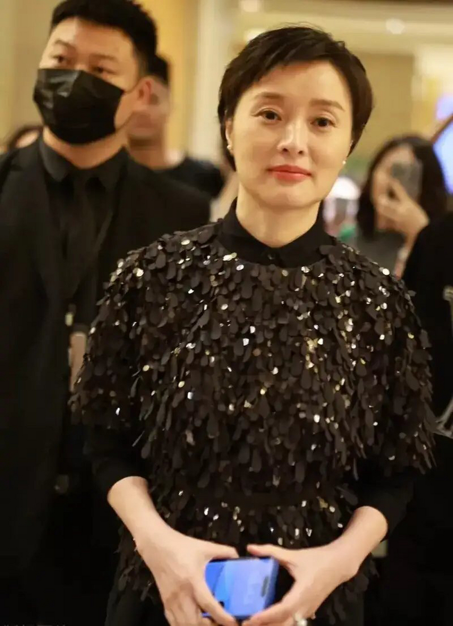 51岁吴越,照片中依旧是那头熟悉的清爽利落短发,妆容淡雅,她穿着一身