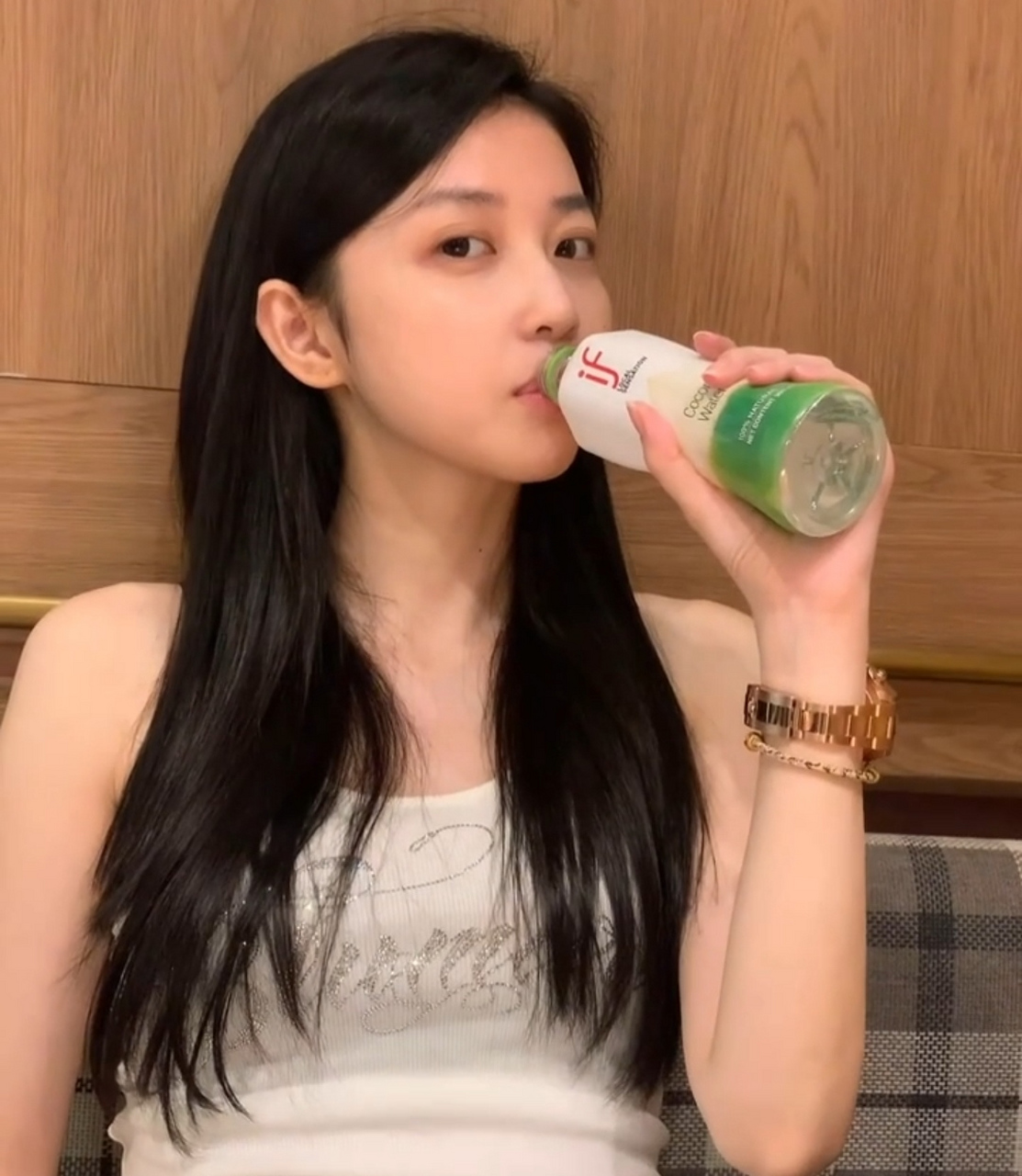 潘玮柏老婆分享素颜自拍,宣云不化妆有点像倪妮,皮肤白白净净挺显小的