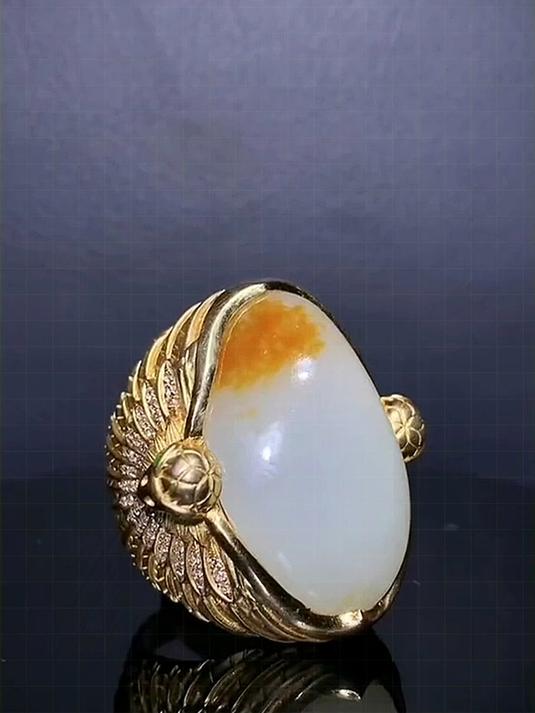 和田玉包金戒指,红皮覆白玉质,天然趣味十足