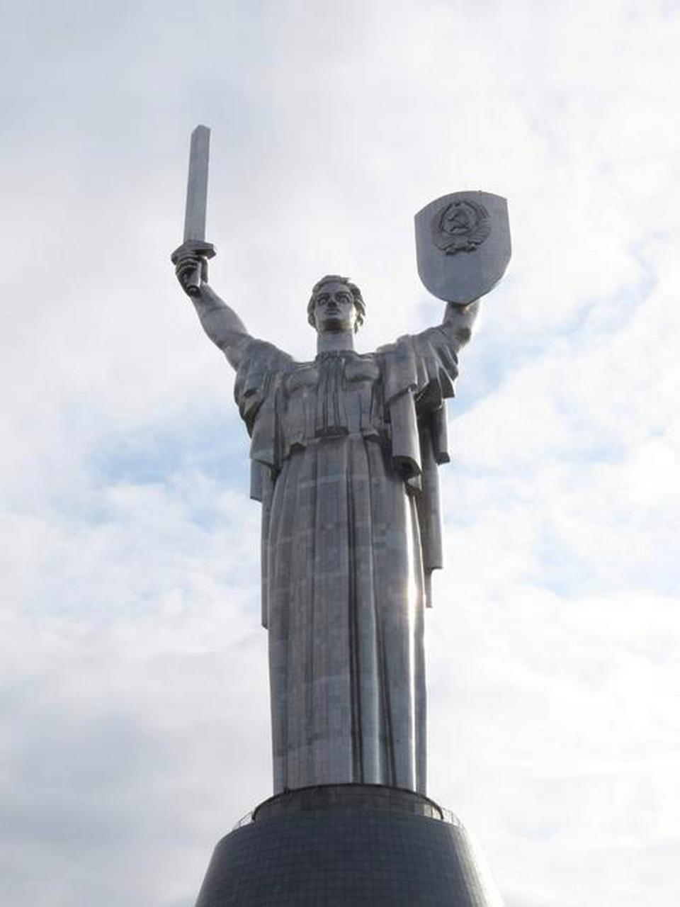 乌克兰基辅母亲雕像图片