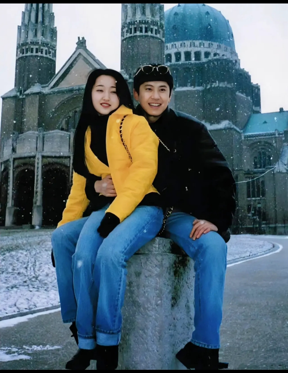 1993年,"金童玉女"杨钰莹和毛宁合作单曲《心雨》爆红后,他们一同前往