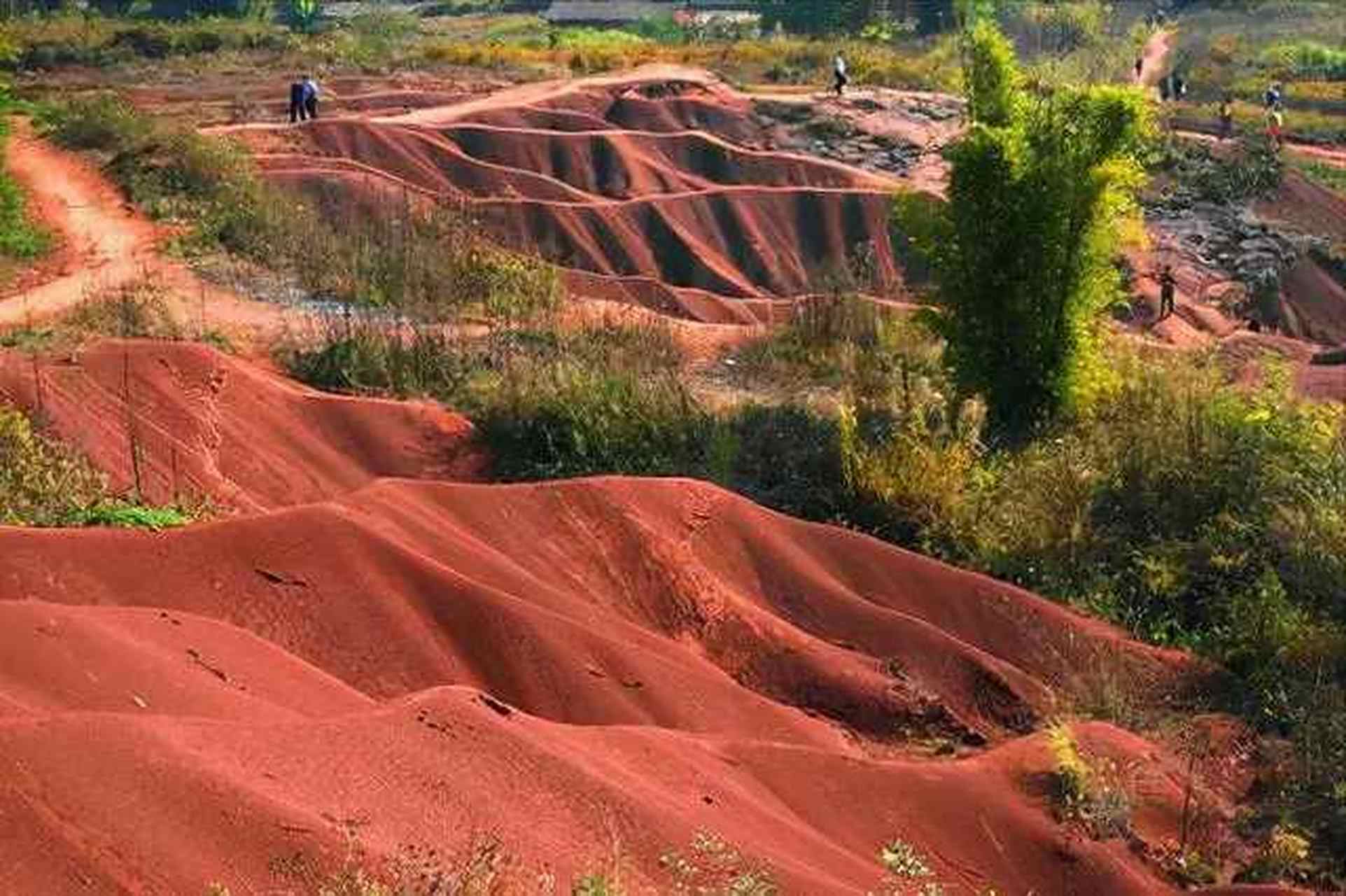 红色沙漠位于广东韶关南岭山脉南部,地质构造复杂,火山岩分布广泛