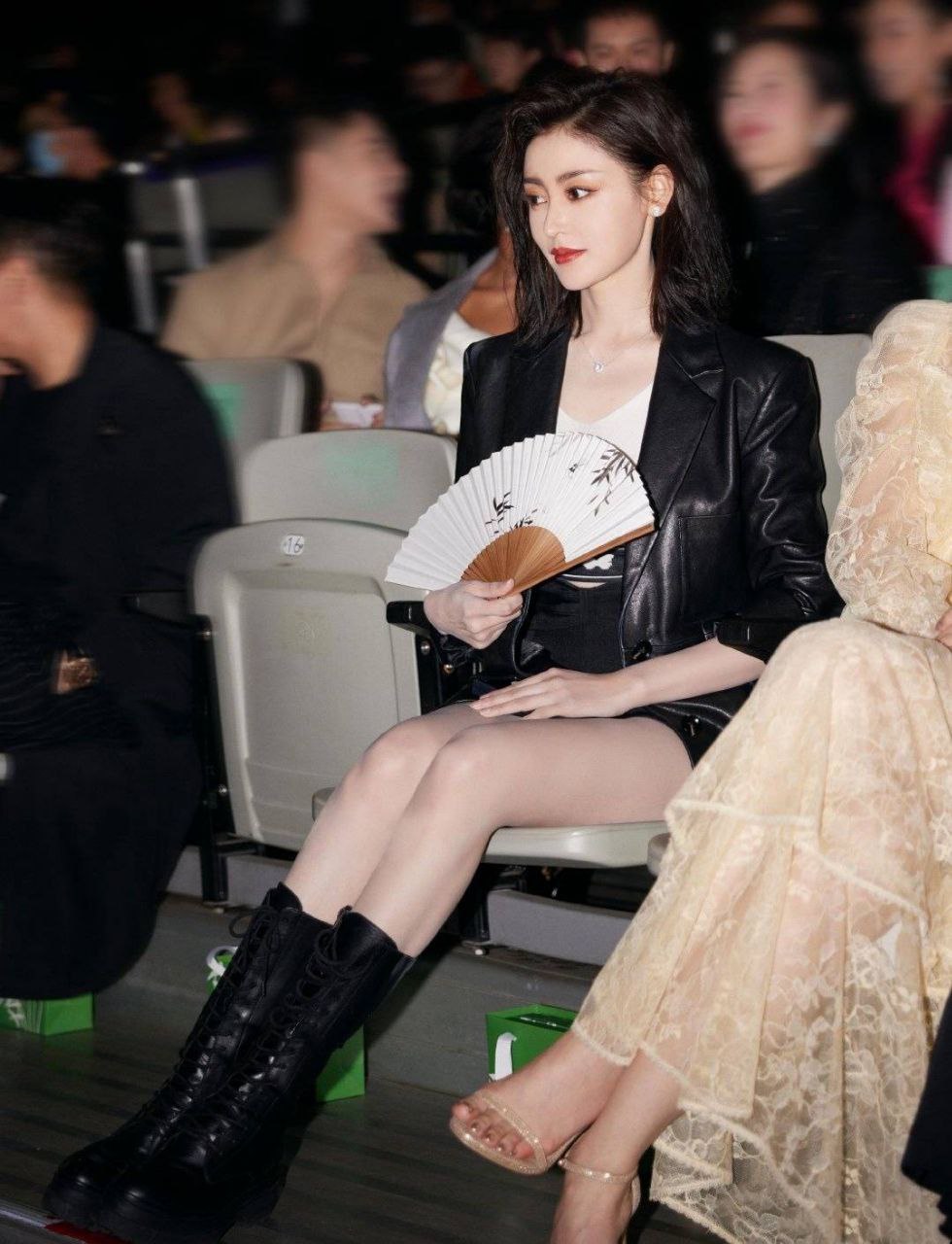 张天爱黑色短裤,显腿长!#女明星# #娱圈新动向# #美女