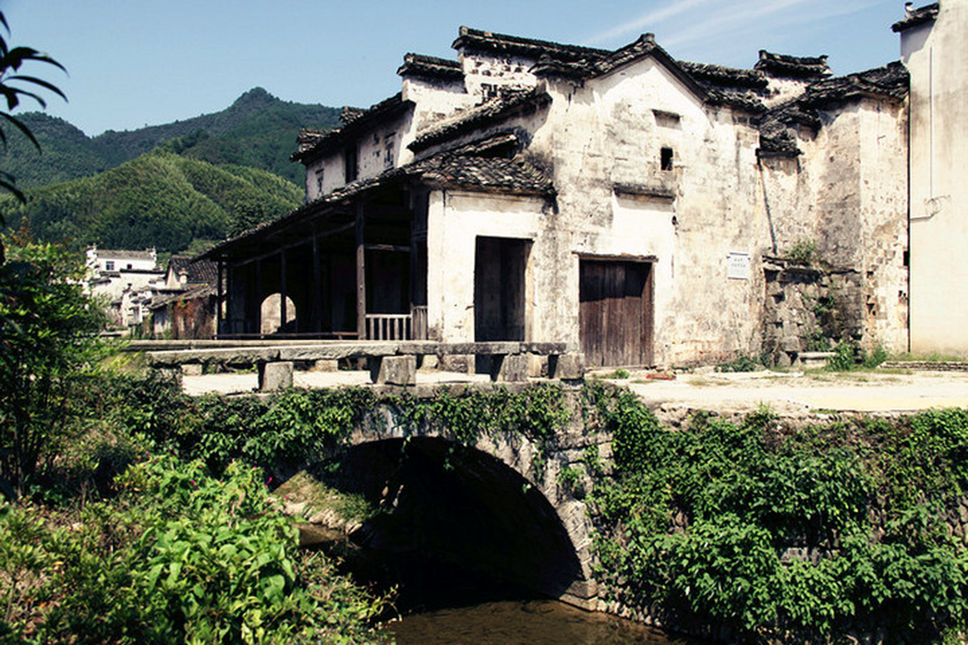 卢村,徽州木雕第一楼.古镇位于安徽省黟县,距宏村以北约1公里.