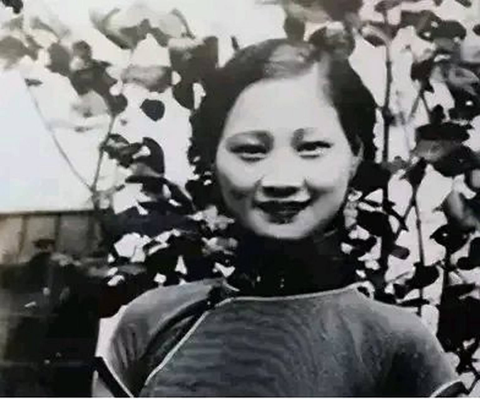 白兰花出生在贫寒家庭,被卖到青楼为艺妓.