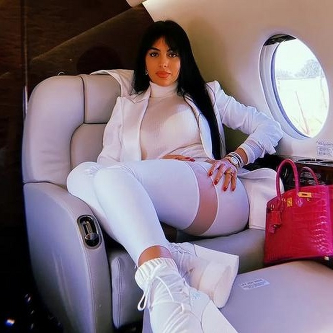 据《viva la vida》节目透露,c罗未婚妻乔治娜,不久前接受了丰臀手术