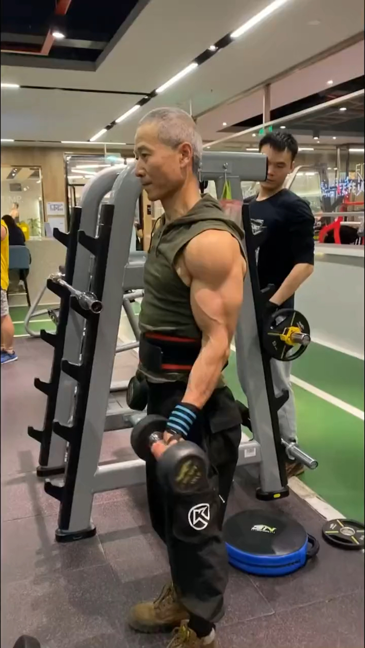 大爷这肌肉太牛了