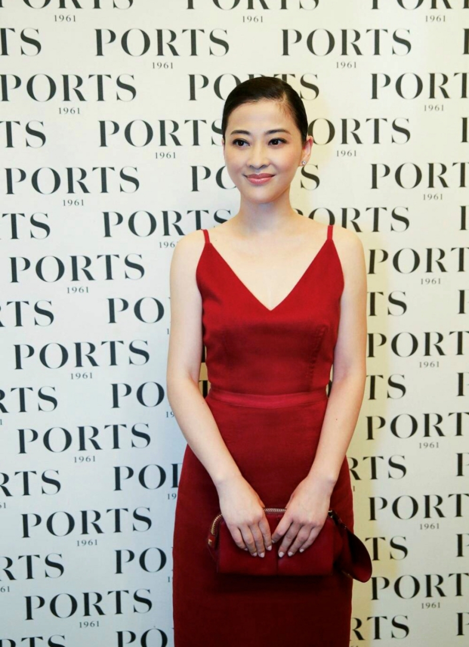 梅婷一袭红裙,优雅妩媚,明艳动人,高级感十足!