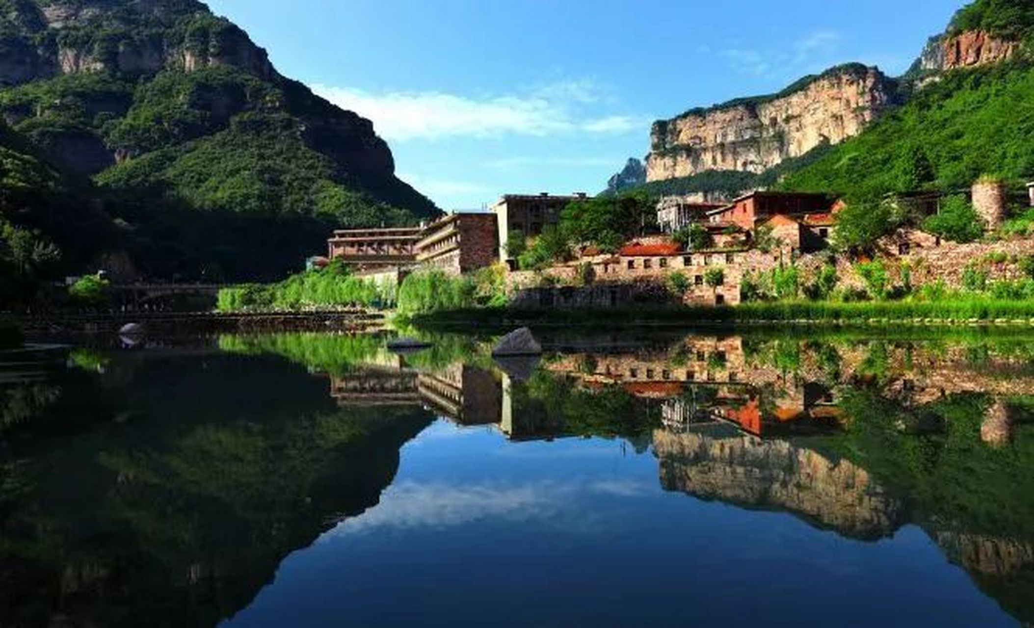 坐落在河南省安阳市林州市石板岩镇的王相岩是太行大峡谷中主要景区之