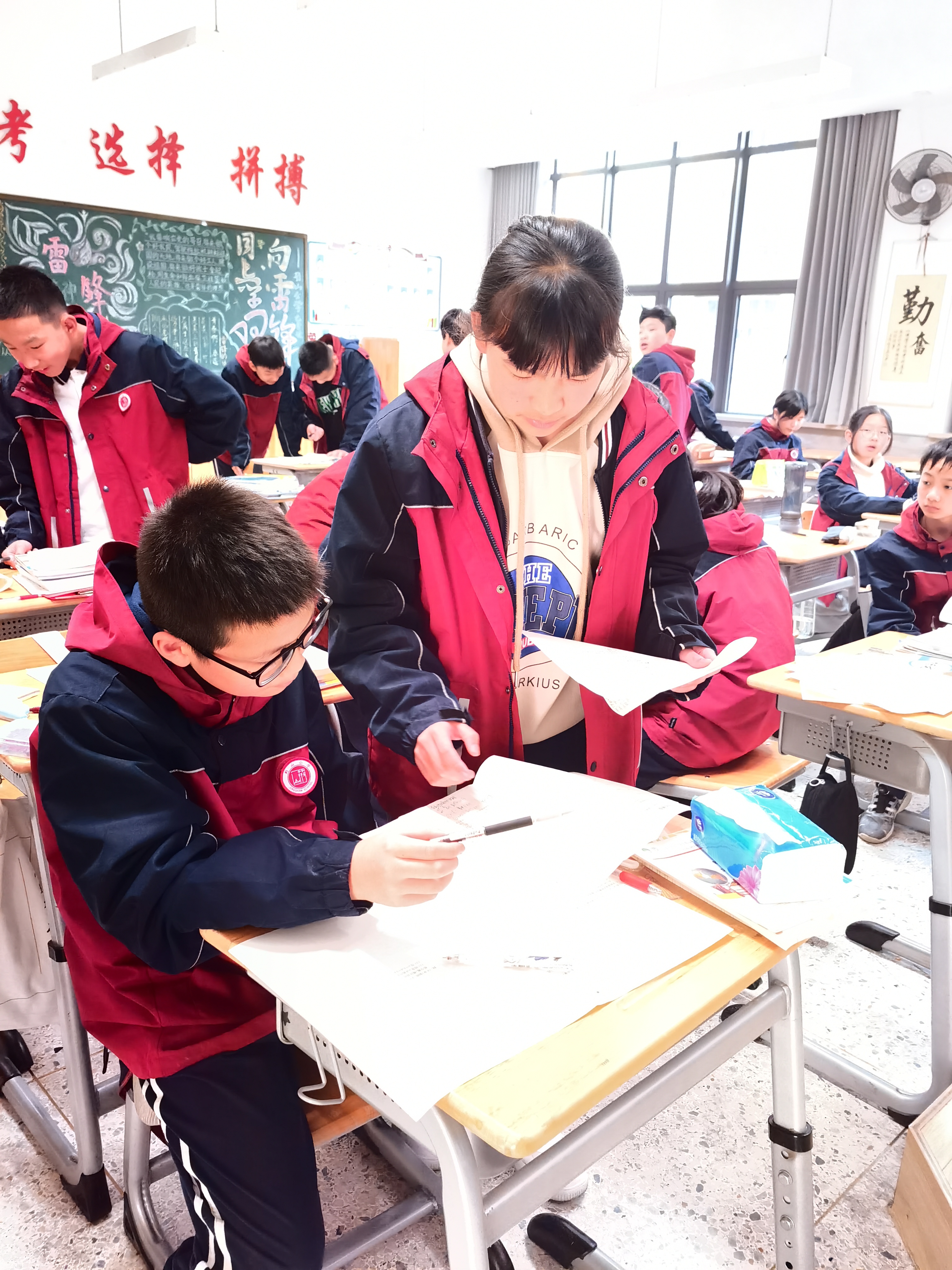 勤奋学习,刻苦钻研已然成为课间学习常态(下午4:00七(8)班的课间)