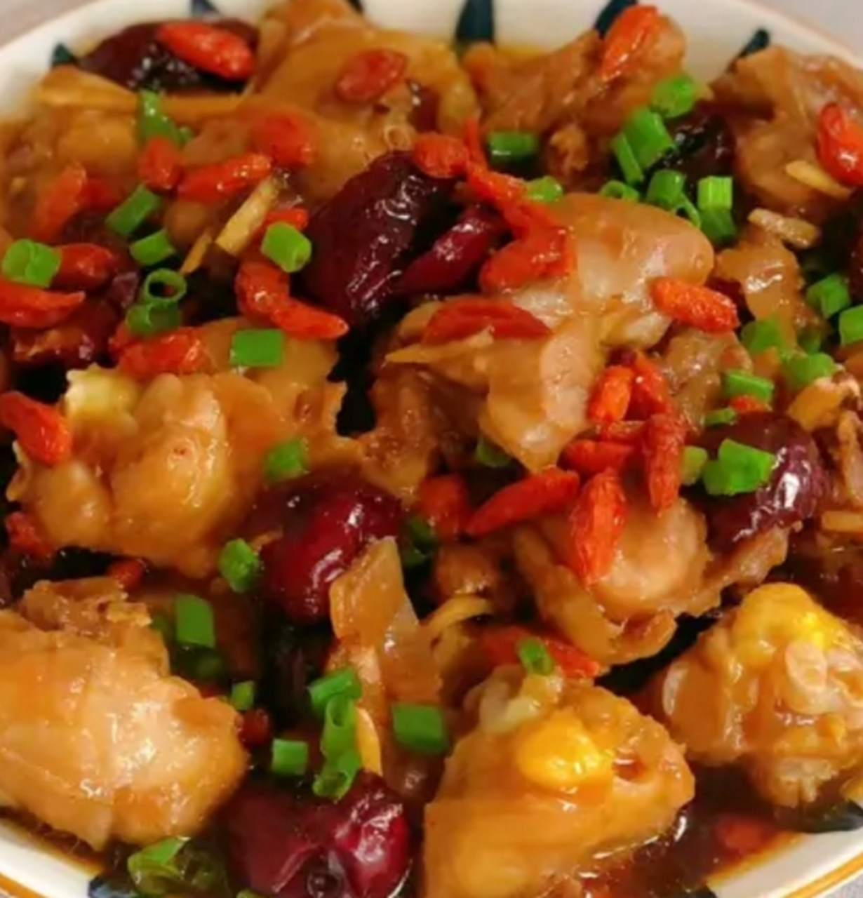 我的美食分享#  红枣枸杞蒸鸡块  做法步骤:  1:鸡腿剁成小块,清洗
