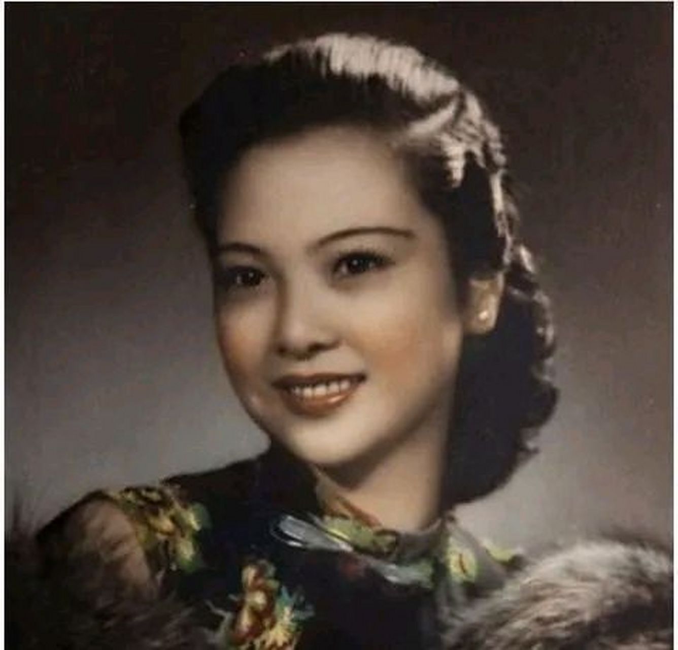 抗战时期,戴笠icon在重庆幽会情人陈华,见她貂皮大衣