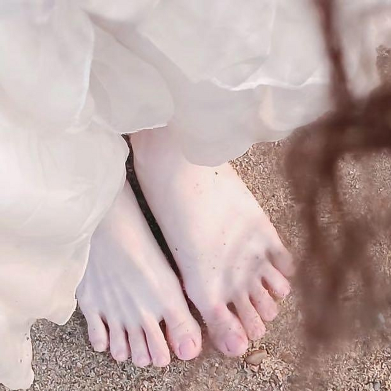 今天周末午休时间海边走走  有没有一起来海滩踩沙子啊 #最美脚丫