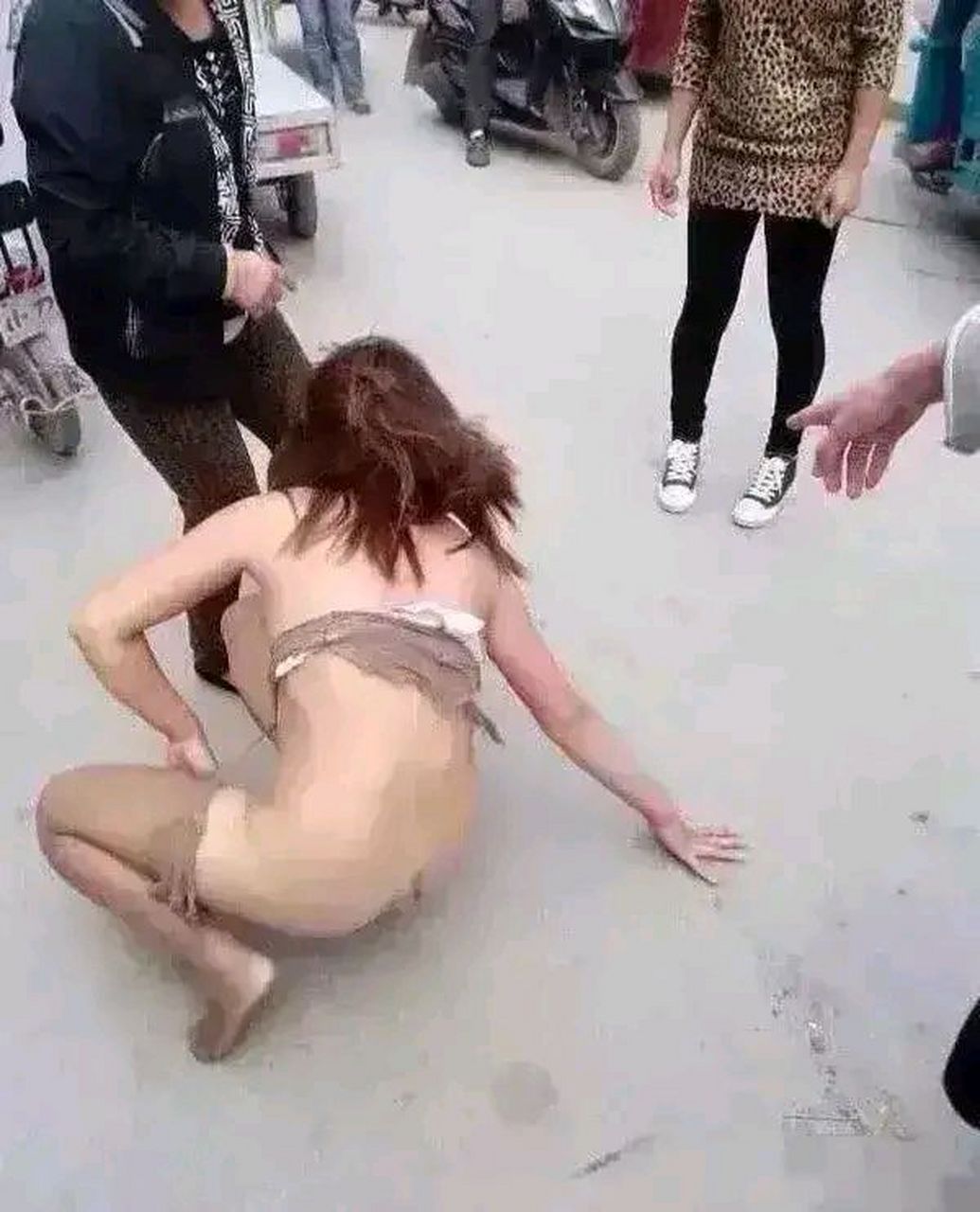 婚外情引发的暴力事件在某地上演,妻子扒光小三衣服街头暴打小三引发