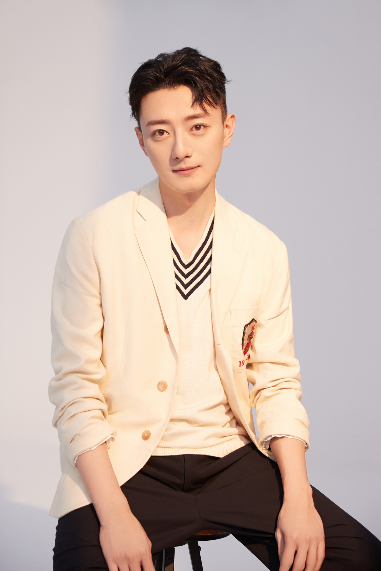 苏小玎被赵丽颖推荐饰演高启盛,如今做客小杨哥直播间,人气暴涨