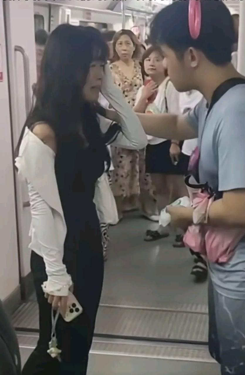 重庆地铁上,母亲怀疑女孩偷拍自己儿子,一水瓶过去把女孩头打破了.