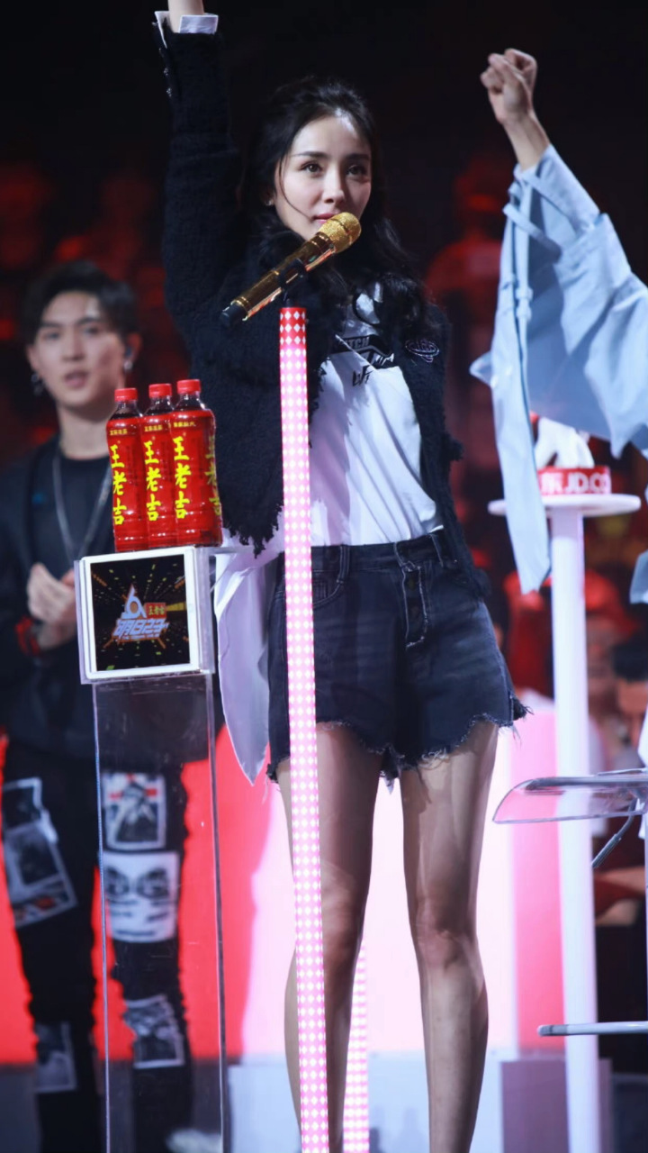 这腿是真实的么?杨幂明日之子牛仔短裤外套,秀美腿瞬间#娱乐最前沿