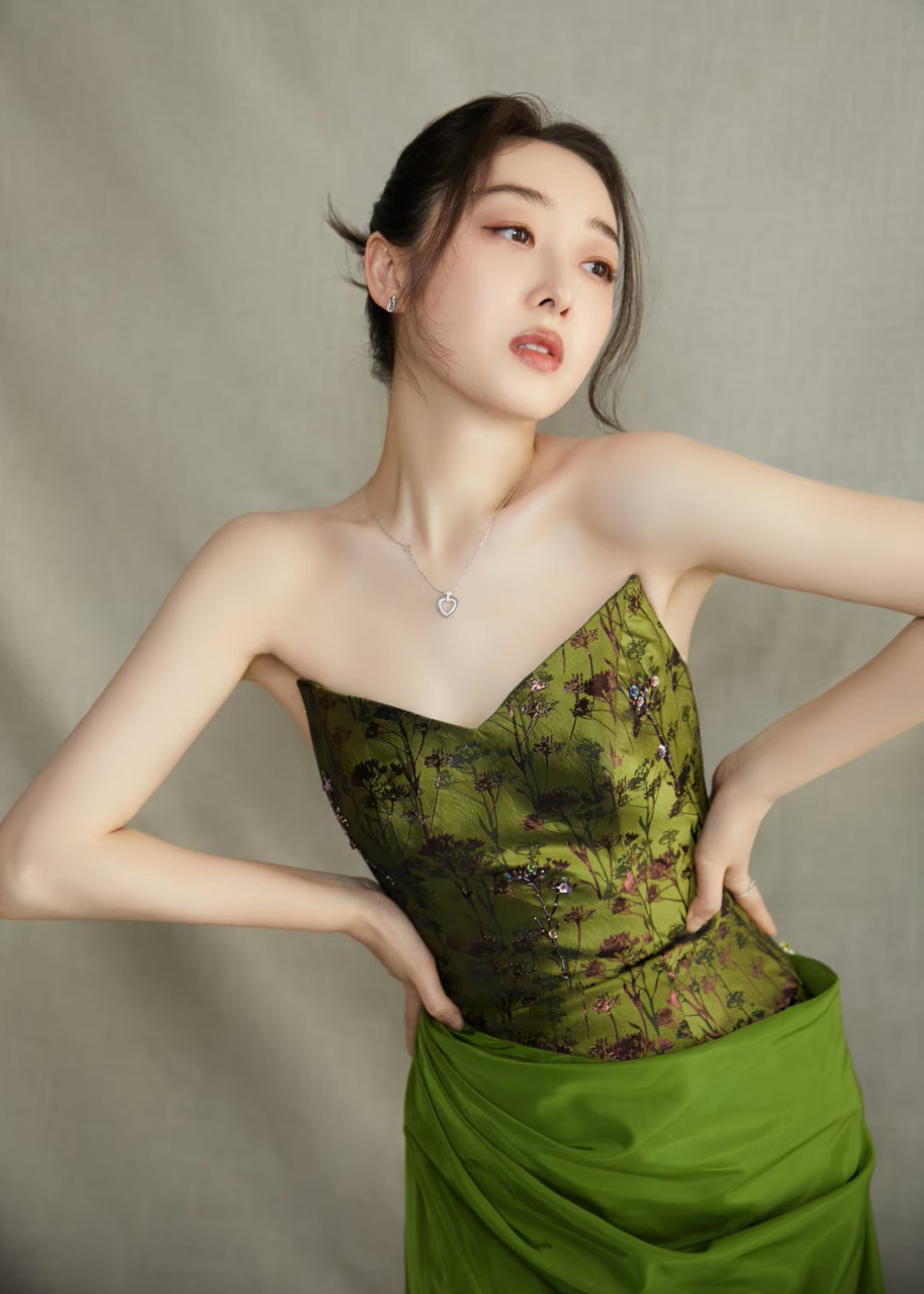 蒋梦婕# 一袭绿色抹胸漏背裙,甜美清纯的容颜,白皙细嫩的肩颈线,窈窕