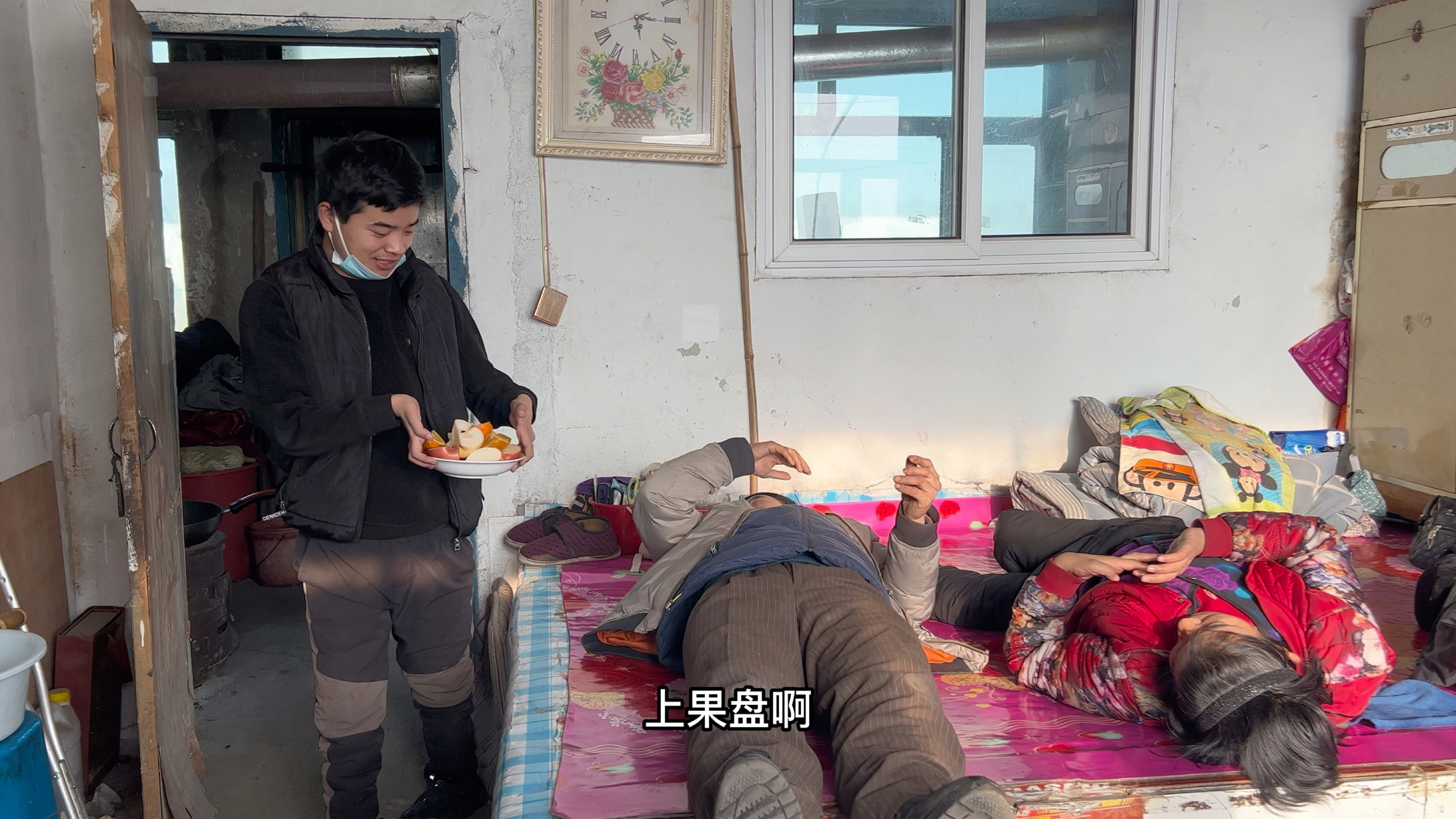 父母身体虚弱浑身没劲,小强做了一个果盘,逗得老爸开怀大笑