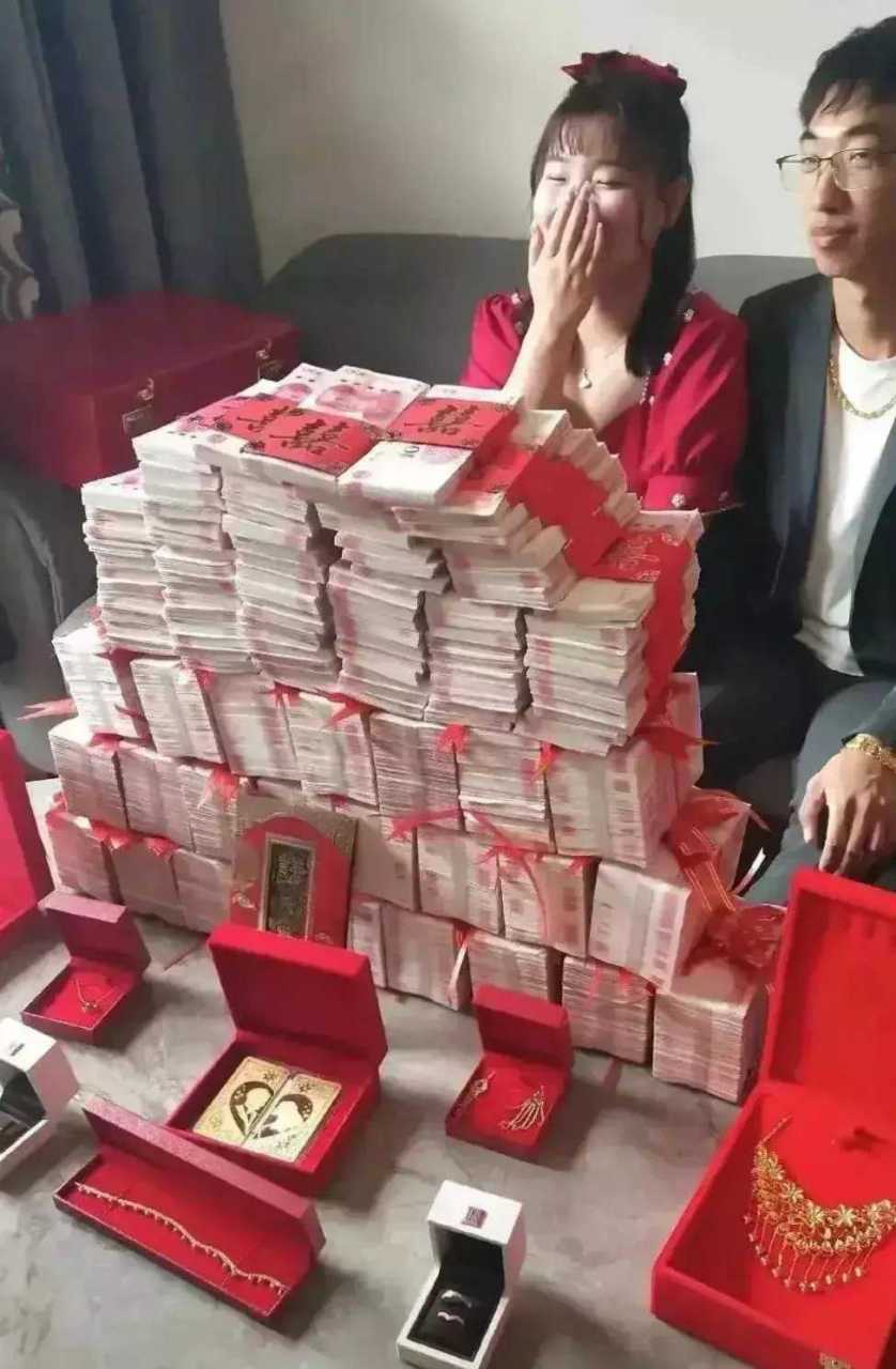 娶个老婆要这么多彩礼,新娘笑得合不拢嘴,新郎却是一脸无奈