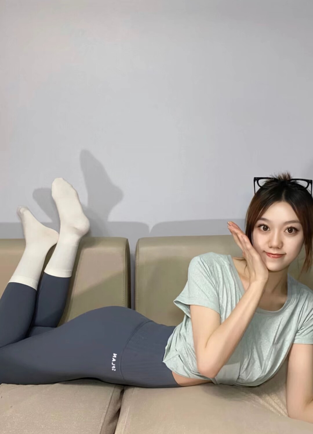 穿鲨鱼裤一定要配白色袜子,真的太美了,绝搭!