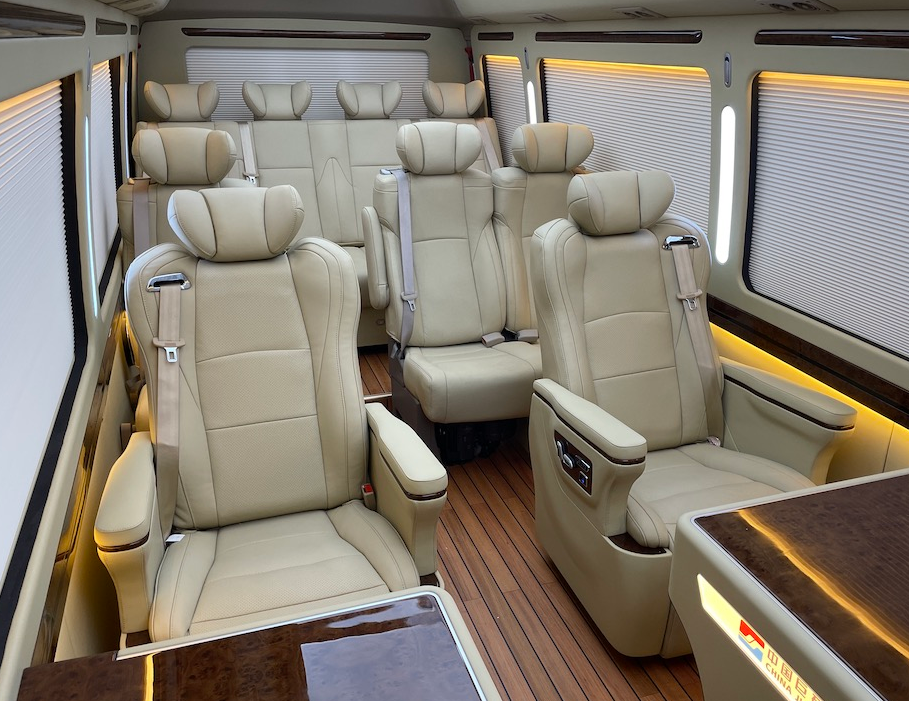 「丰田考斯特13座商务版」坐这车的人在当地绝对是有头有脸的人物