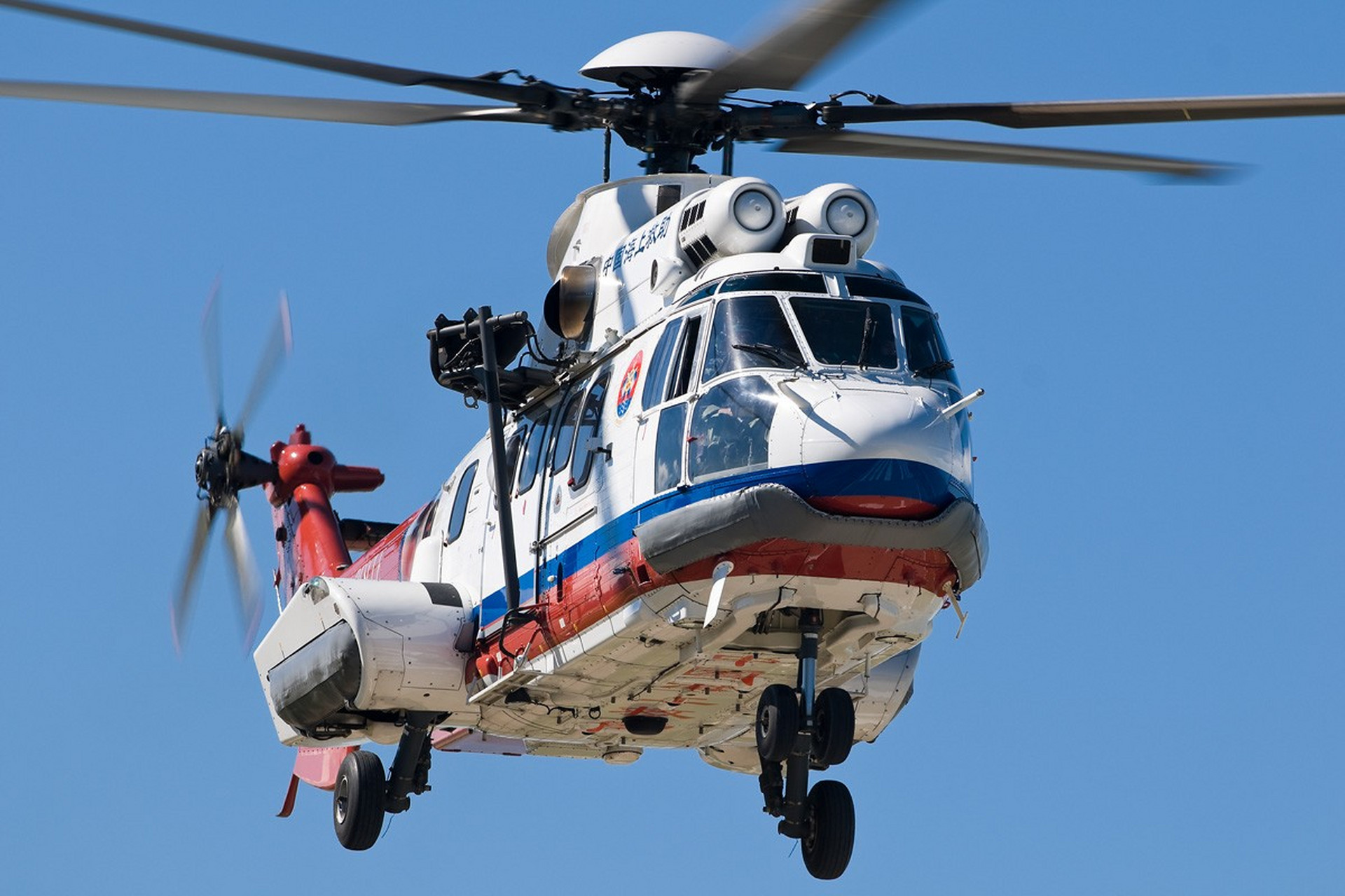 ec225超级美洲狮直升机,民用型号普普通通,平淡无奇,但是军用型的灰色