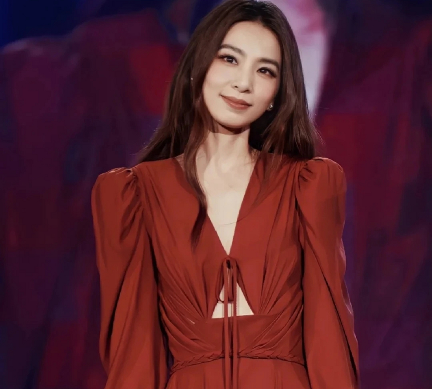 田馥甄发文悼念汶川,却引起了网友的反感,网友说田馥甄是眼红ella在