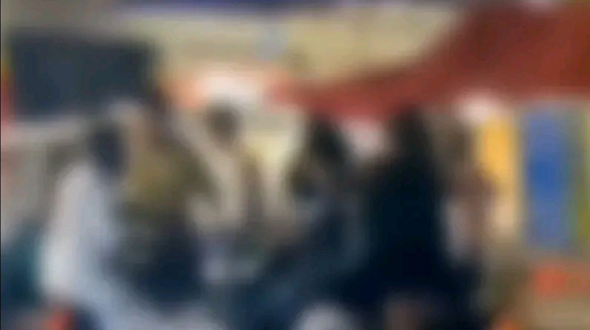 "安徽阜阳,一位骑单车闲逛的黑人,在街头调戏中国女孩,被两名男子迅速