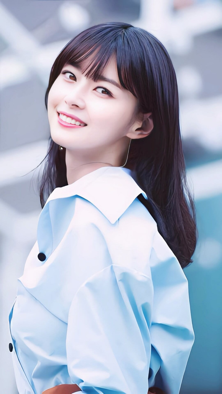 2012年5月,权娜拉以hellovenus组合出道,担当副主唱,副领舞,门面 ;10