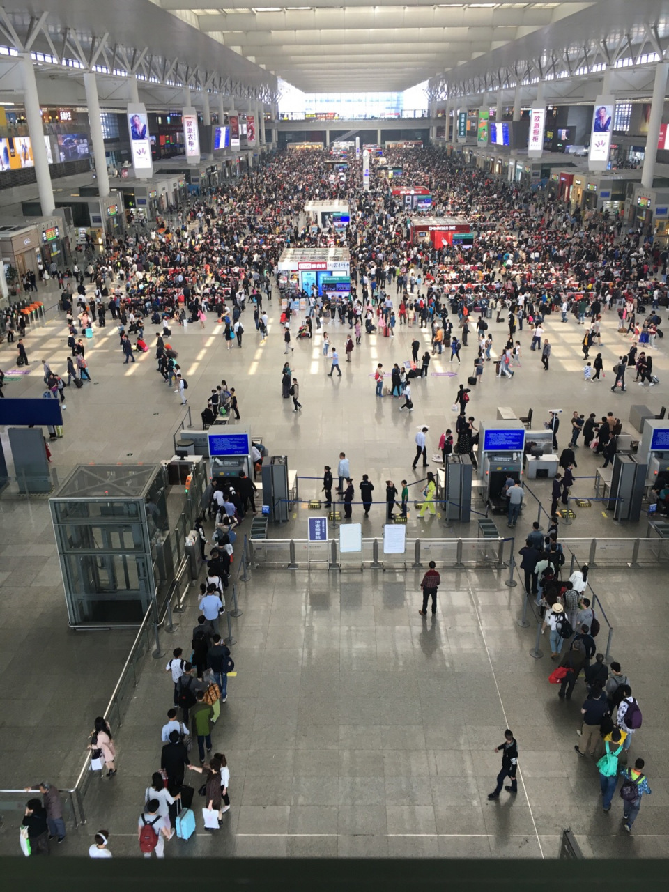 最近,有不少旅客反映泰安高铁站的候车厅内普通座椅数量不足,大部分