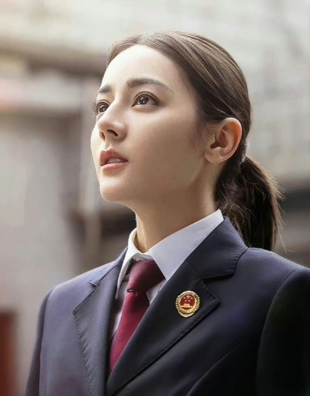 身穿检察官制服的迪丽热巴,真是又美,又酷,又飒!
