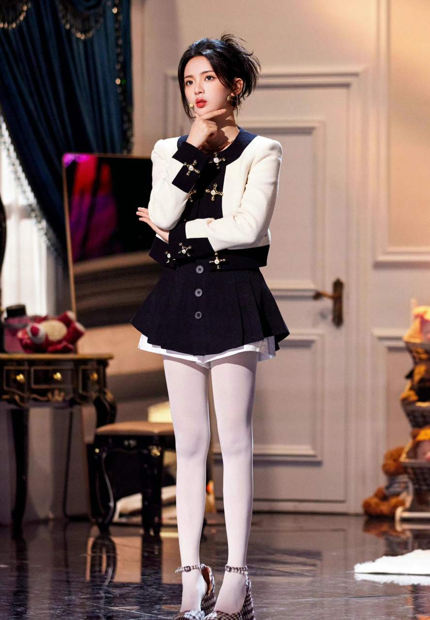 杨超越纯白丝袜出席活动,腿好直啊