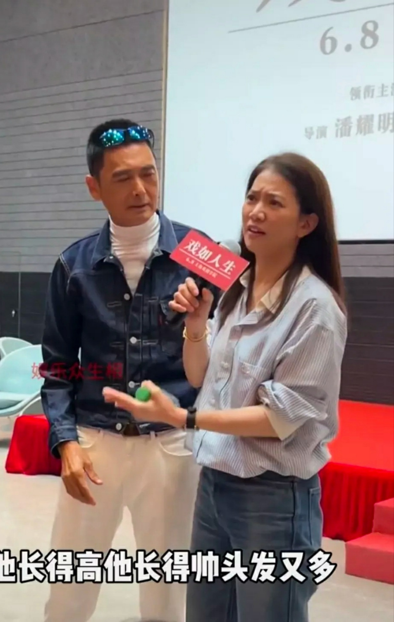 袁咏仪和周润发出席活动时,一点也没有化妆妆,而且穿戴朴实.